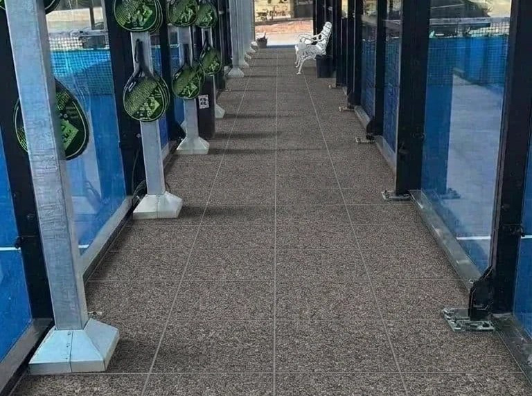 Neuer Boden im Mittelgang
